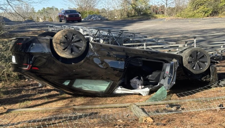 Tesla'nın otomatik pilotu ağaca tosladı: Araç sahibi ölümden döndü