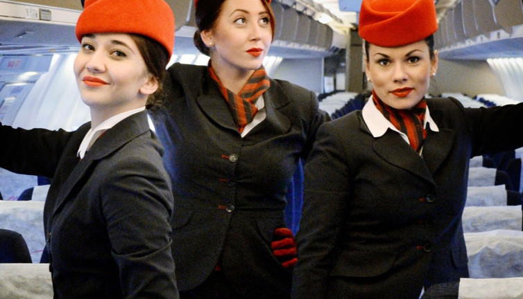 Hostesler neden kırmızı ruj sürürler? İşin uzmanları anlatıyor