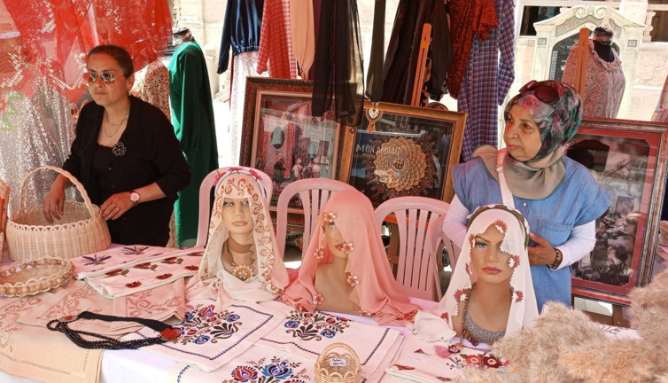 Kursiyerlerin eserleri Aksaray’ı renklendirdi! El emeği göz nuru