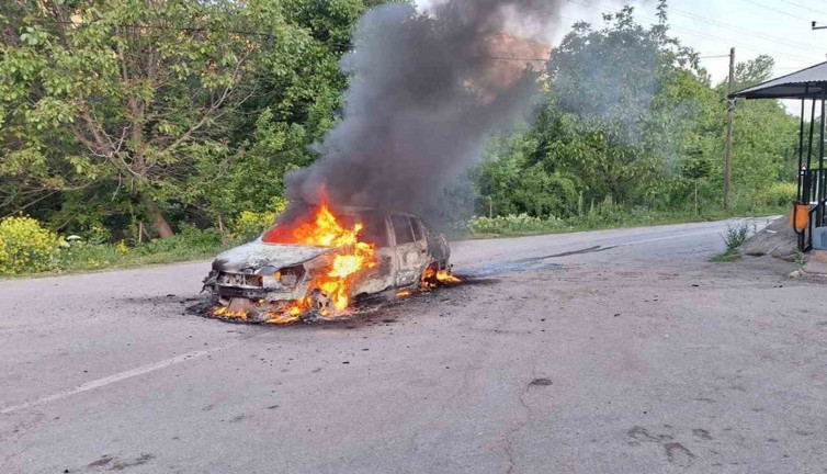 Seyir halindeki otomobil küle döndü!