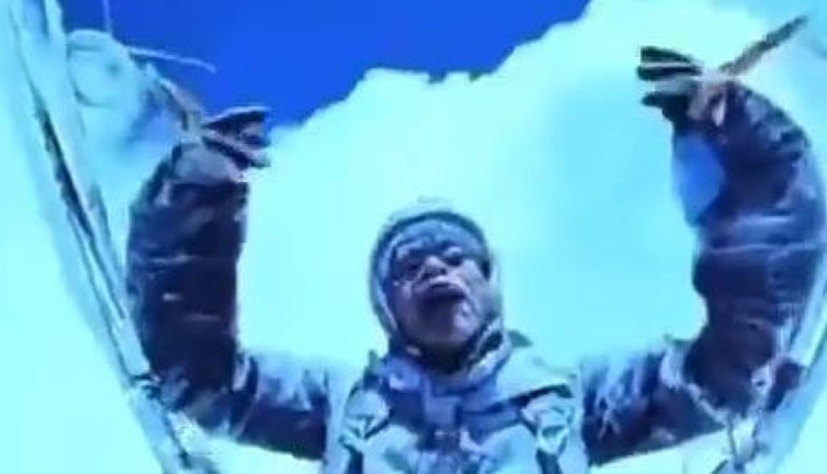 Paraşütçü gökyüzünde buz tuttu. Uçakların seyrettiği yüksekliğe çıktı