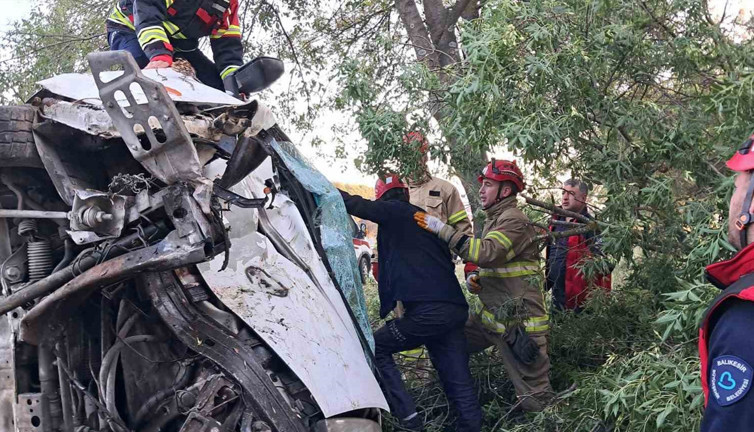 İtfaiyeden nefes operasyon! Kamyonet ters döndü