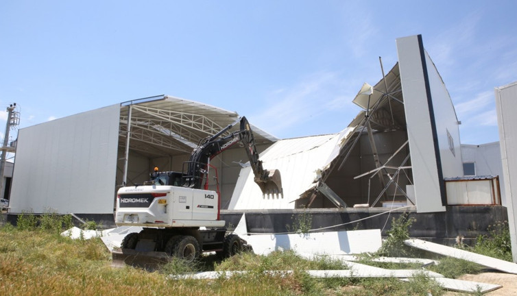 Kaçak olduğu tespit edilen depo yerle bir edildi