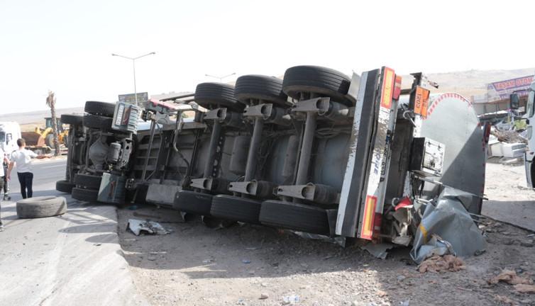 Cizre'de ham madde yüklü tır devrildi: 1 yaralı