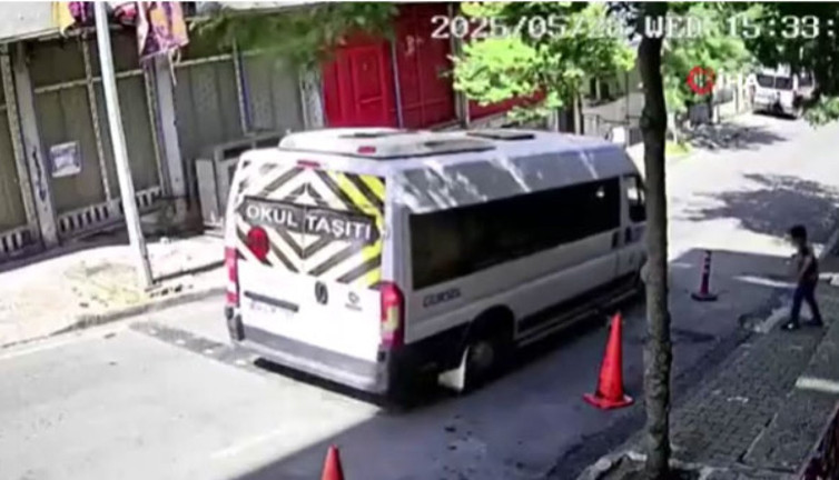 Uyarıya rağmen kediyi ezip yoluna devam etti