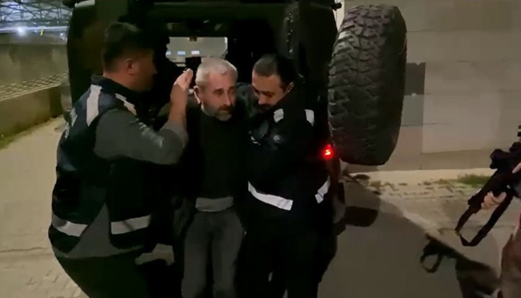 Kardeşini berberde ensesinden vurmuştu! Ağabey, yakalandı