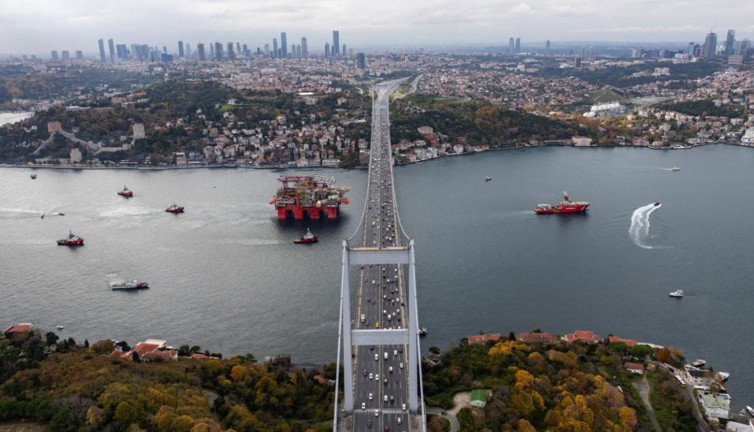 İstanbul Boğazı'nda gemi trafiği çift yönlü askıya alındı!