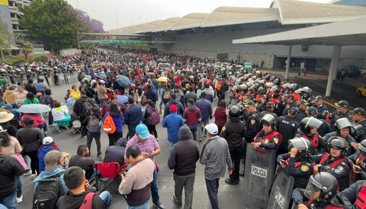 On binler "onurlu bir emeklilik" için sokaklara döküldü