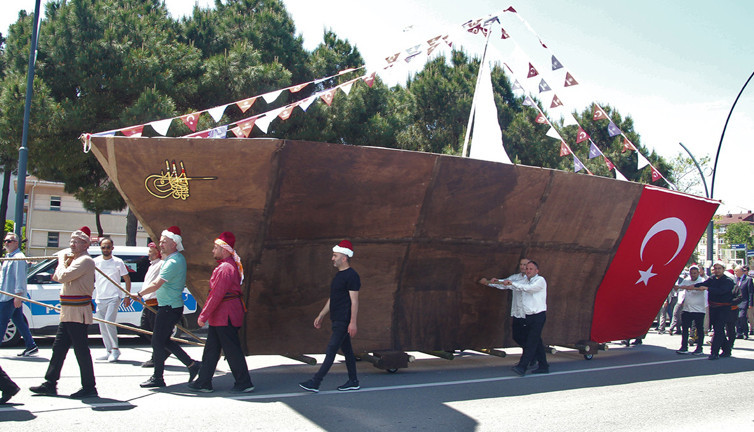 10 metre uzunluğunda 3 metre yüksekliğinde! Karadan yürüttüler