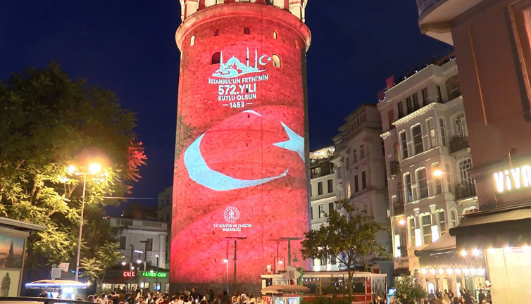 Galata Kulesi’ne Türk Bayrağı yansıtıldı