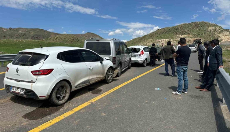 Cenaze konvoyunda kaza! 3 araç birbirine girdi