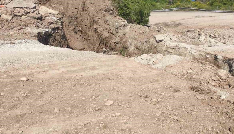 Kastamonu’da heyelan! Yol ulaşıma kapandı