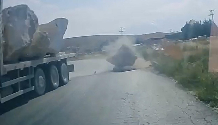 Mermer yola savruldu! Kamera anbean kaydetti