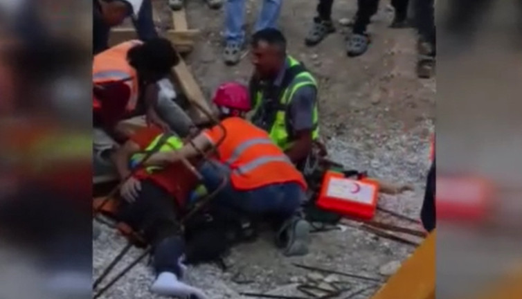 Adana'da işçiler enkaz altında kaldı