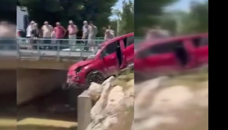 Kanalda askıda kalan otomobil şaşırttı! Facia ucuz atlatıldı