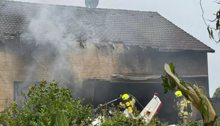 Uçak evin üzerine düştü: Ölüler var