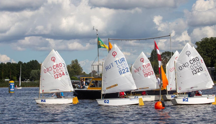 Genç yelkenciler İzmir’de yarışıyor