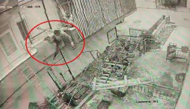 Metrelerce yüksekten yere çakıldı! Korkunç kazanın görüntüsü ortaya çıktı: Güvenlik kamerası her şeyi kaydetti