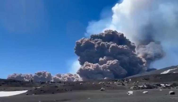 Avrupa'nın en yüksek yanardağı Etna patladı! Gökyüzü külle kaplandı: Turistler böyle kaçtı! Bölge alarmda…