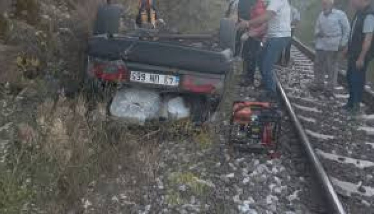 Dursunbey'de otomobil şarampolden tren yoluna uçtu