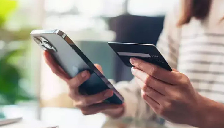 Ünlü sunucu internet alışverişinde dolandırıldı