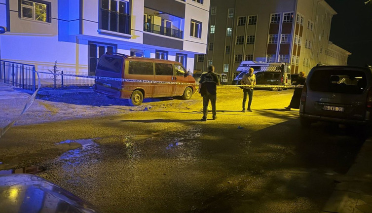 Annesiyle boşanma aşamasındaki babasını defalarca bıçakladı