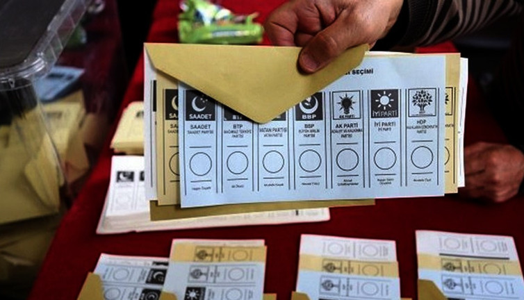 Son ankette bir partiden sürpriz çıkış! Kimse bu kadarını beklemiyordu…