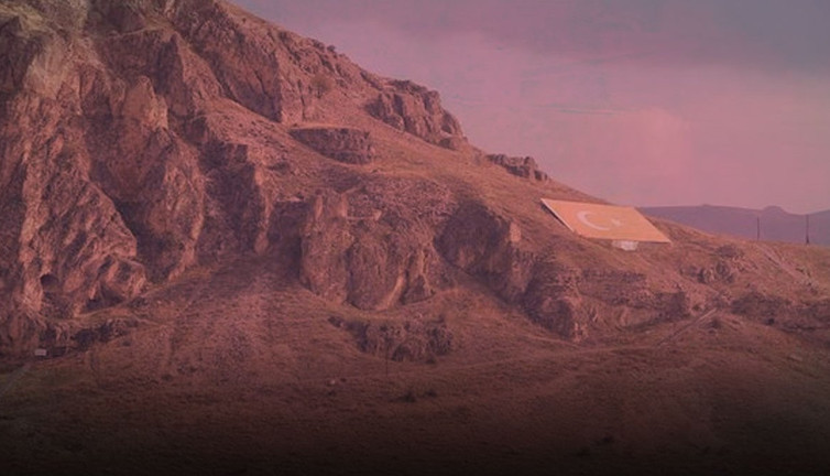 Felaket geliyorum demedi... Yürüyüş yaparken uçurumdan yuvarlandı