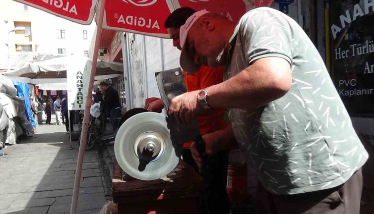 Hazırlıklar son sürat... Bıçaklar kurbanlar için bileniyor!