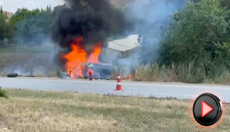 Midibüs tarlaya uçtu! Araçtaki yangının esrarı çözülemedi