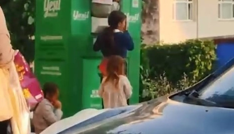 Canlarını hiçe sayarak giysi kumbarasından kıyafet çaldılar