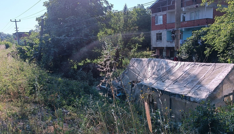 Zonguldak'ta facia! Otomobil elektrik direğine çarpıp bahçeye uçtu