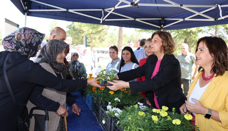 Eskişehir Belediye Başkanı mezarlık ziyareti yapan vatandaşlara çiçek dağıttı