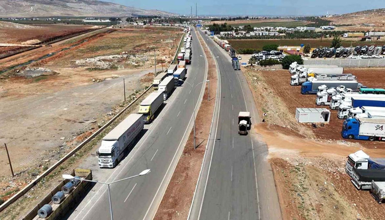 Cilvegözü’nde yoğunluk! TIR'lar ve göçmenler akın etti