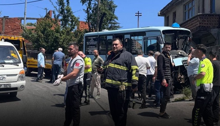 Freni arızalanan minibüs duvara çarptı! Çok sayıda yolcu yaralı