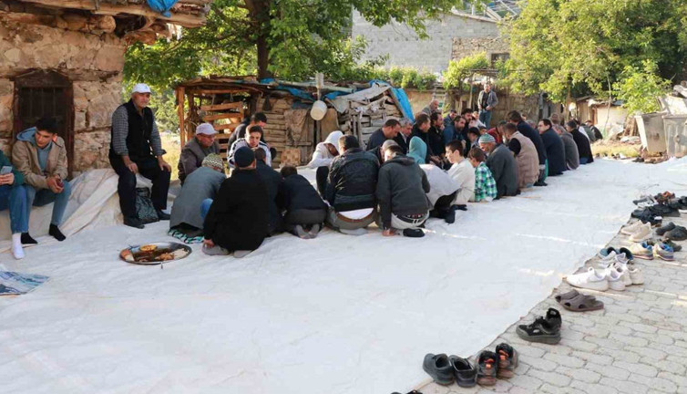 Toroslar’da bayram başka! Damdan sokağa uzanan gelenek