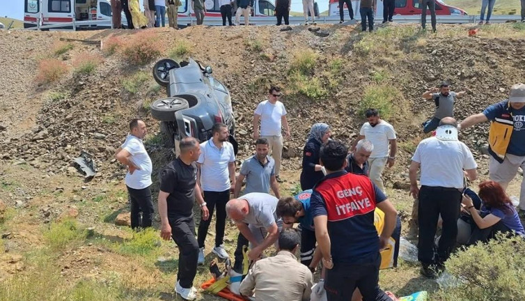 Bingöl’de otomobil şarampole devrildi: Çok sayıda yaralı var