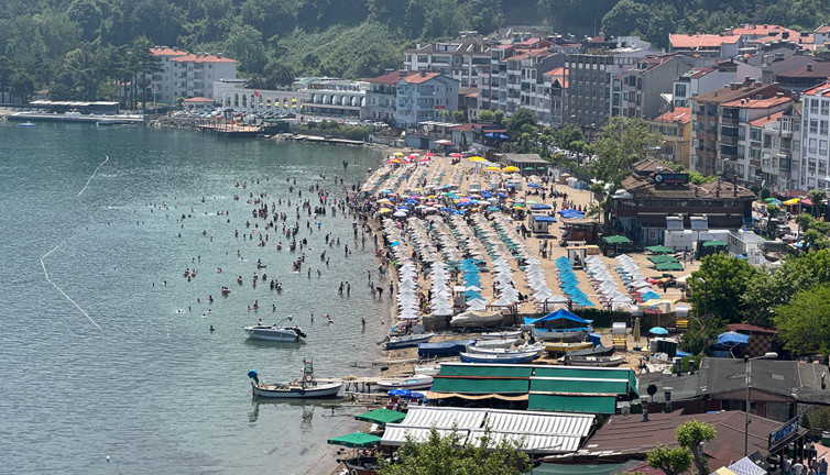 Amasra'da bayram yoğunluğu! Nüfusun 10 katı ziyaretçi akın etti