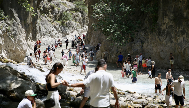 Saklıkent Kanyonu'nda bayram yoğunluğu