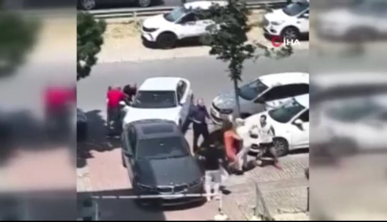 İstanbul’da şok eden görüntüler! Sürücüye ve kadına bıçaklı saldırdı: Şehir magandaları kamerada