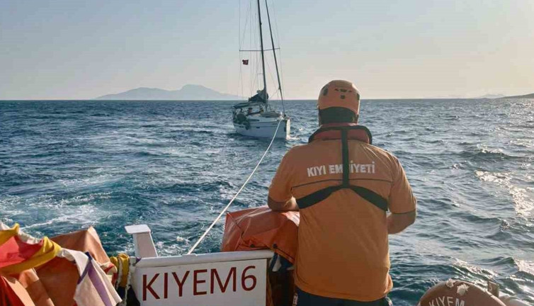 Bodrum açıklarında sürüklenen tekne kurtarıldı