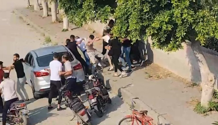 Sokak bayramda boks ringine döndü! Yumruklar havada uçuştu: 17 kişi birbirine girdi