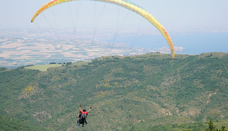 Uçmakdere, bayramda yamaç paraşütü tutkunlarını ağırladı