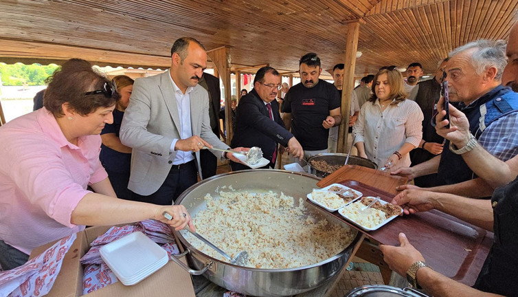Bayramlaşma yöresel lezzetlerle renklendi