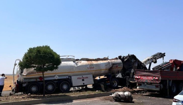 Şanlıurfa'da korkutan kaza! Yakıt tankeri devrildi