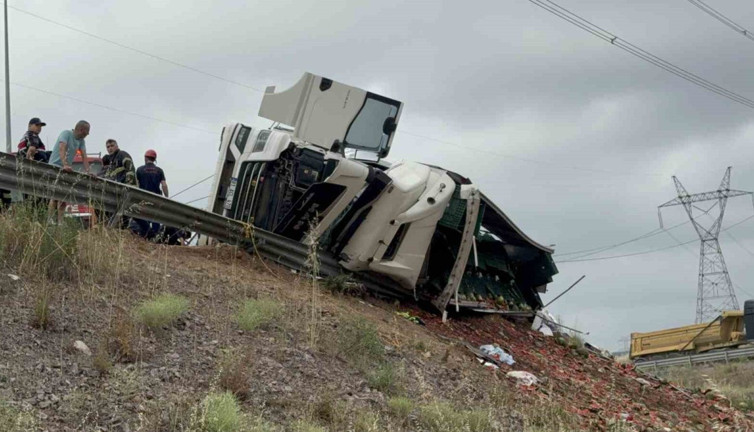 Gebze’de feci kaza! Karpuz yüklü TIR devrildi: Ölü ve yaralılar var