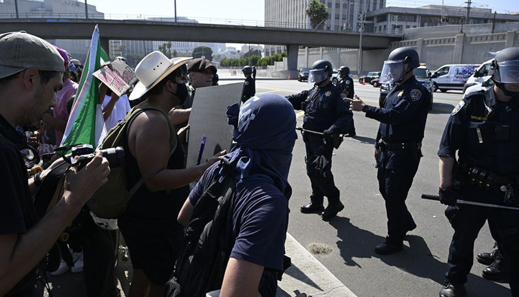 Los Angeles'ta sokağa çıkma yasağı ilan edildi