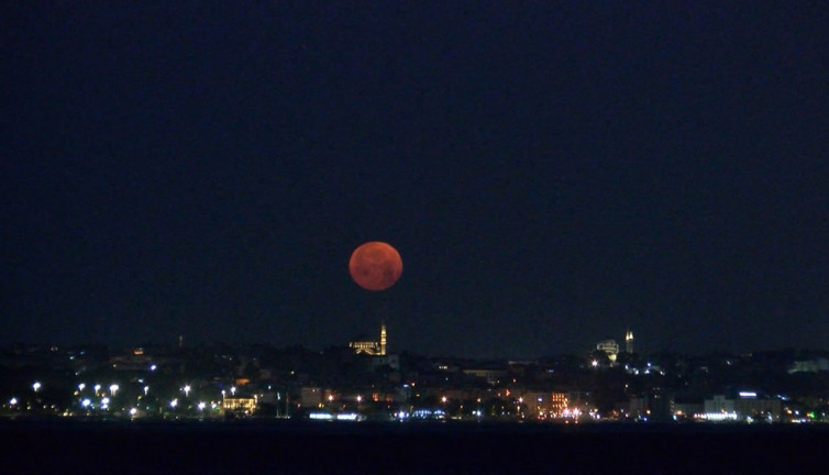 İstanbul'da çilek dolunayı büyüledi! 18 yıl sonra yeniden görüldü