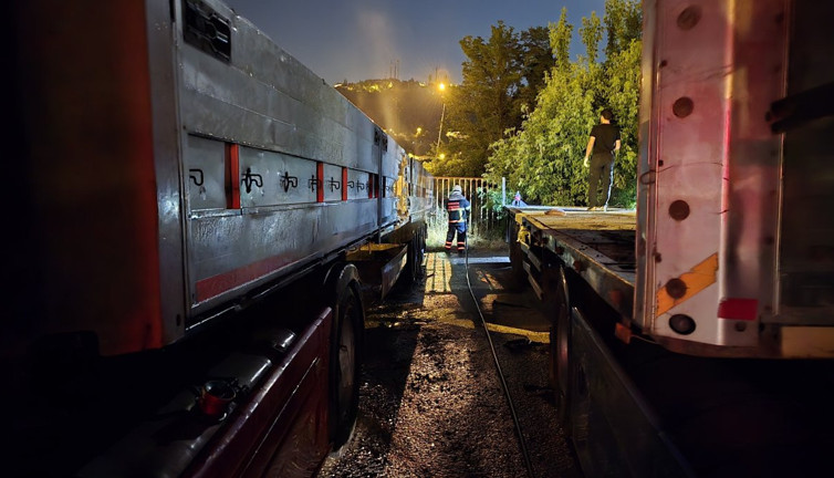 Park halindeki tırların dorselerini ateşe verdiler