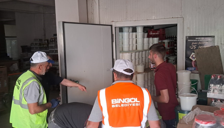 Bingöl’de gıda denetiminde gergin anlar! 1 ton 700 kilo ele geçirildi